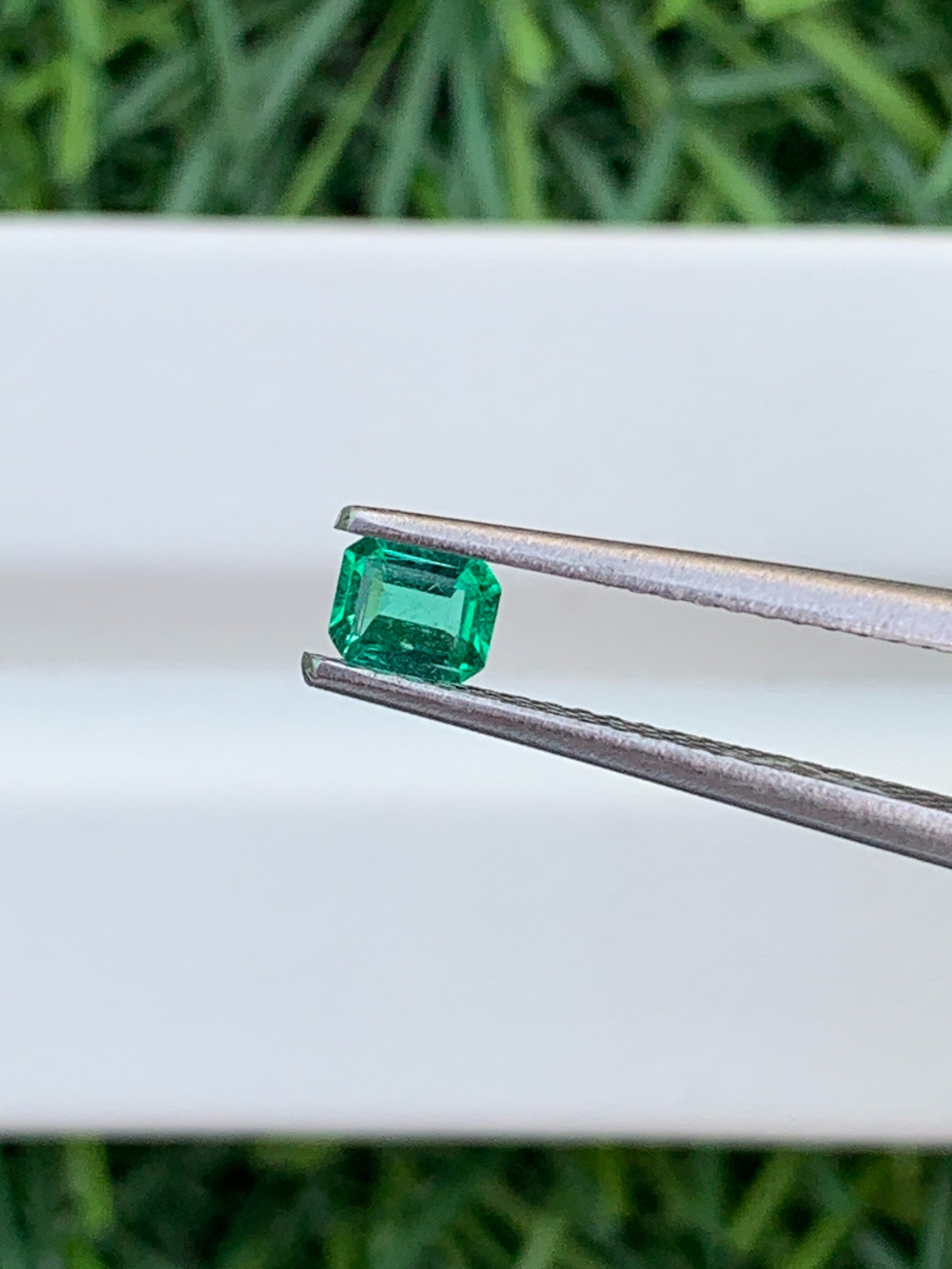 パンジシールエメラルド：3 x 4 mm 八角形ファセットルース