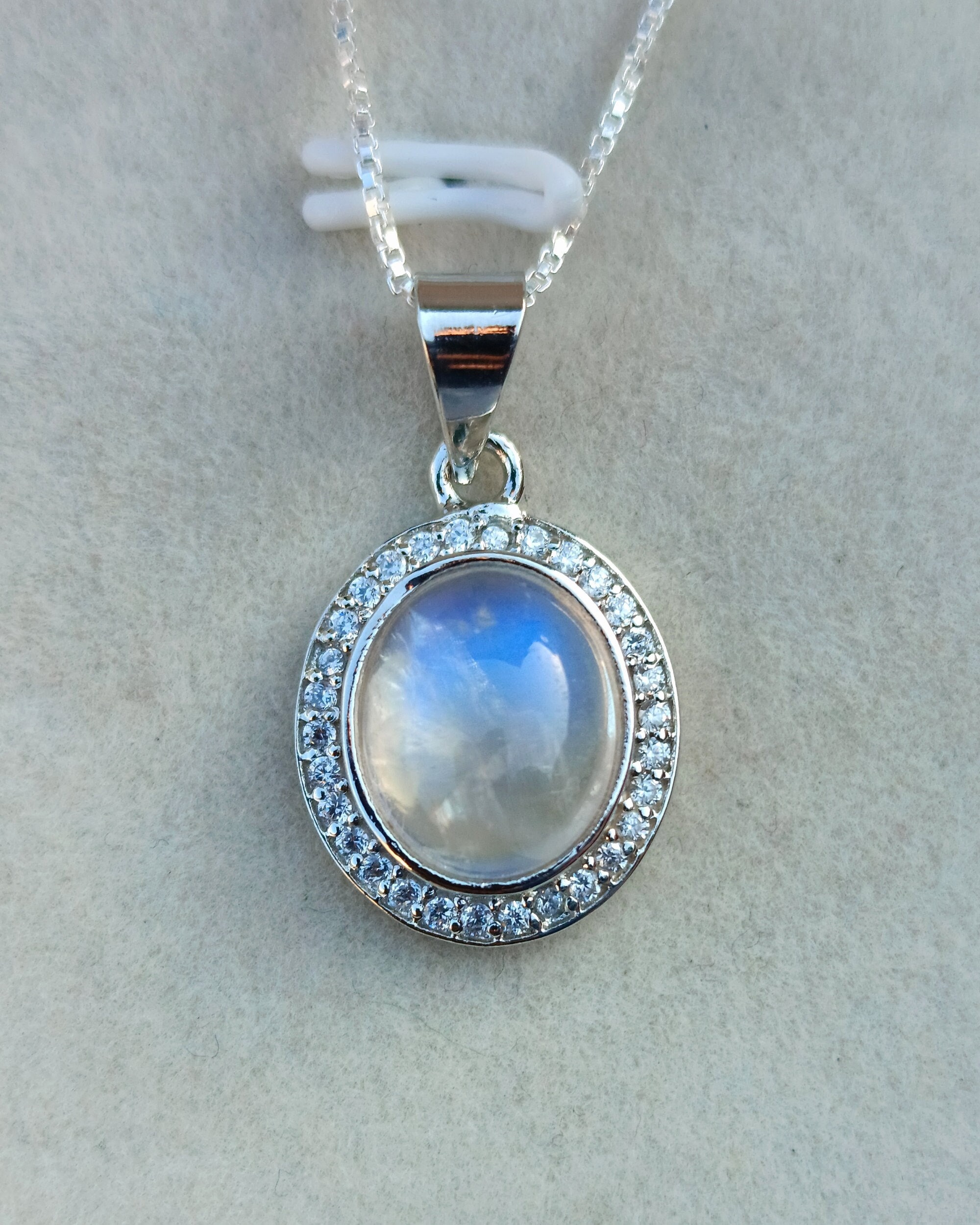 Ciondolo ovale in pietra di luna: alone in argento sterling, accenti di moissanite - Italia
