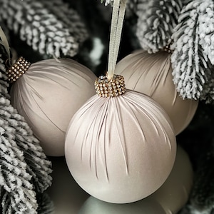 Bolas navideñas de seda beige de 8 cm / adornos navideños neutros hechos a mano