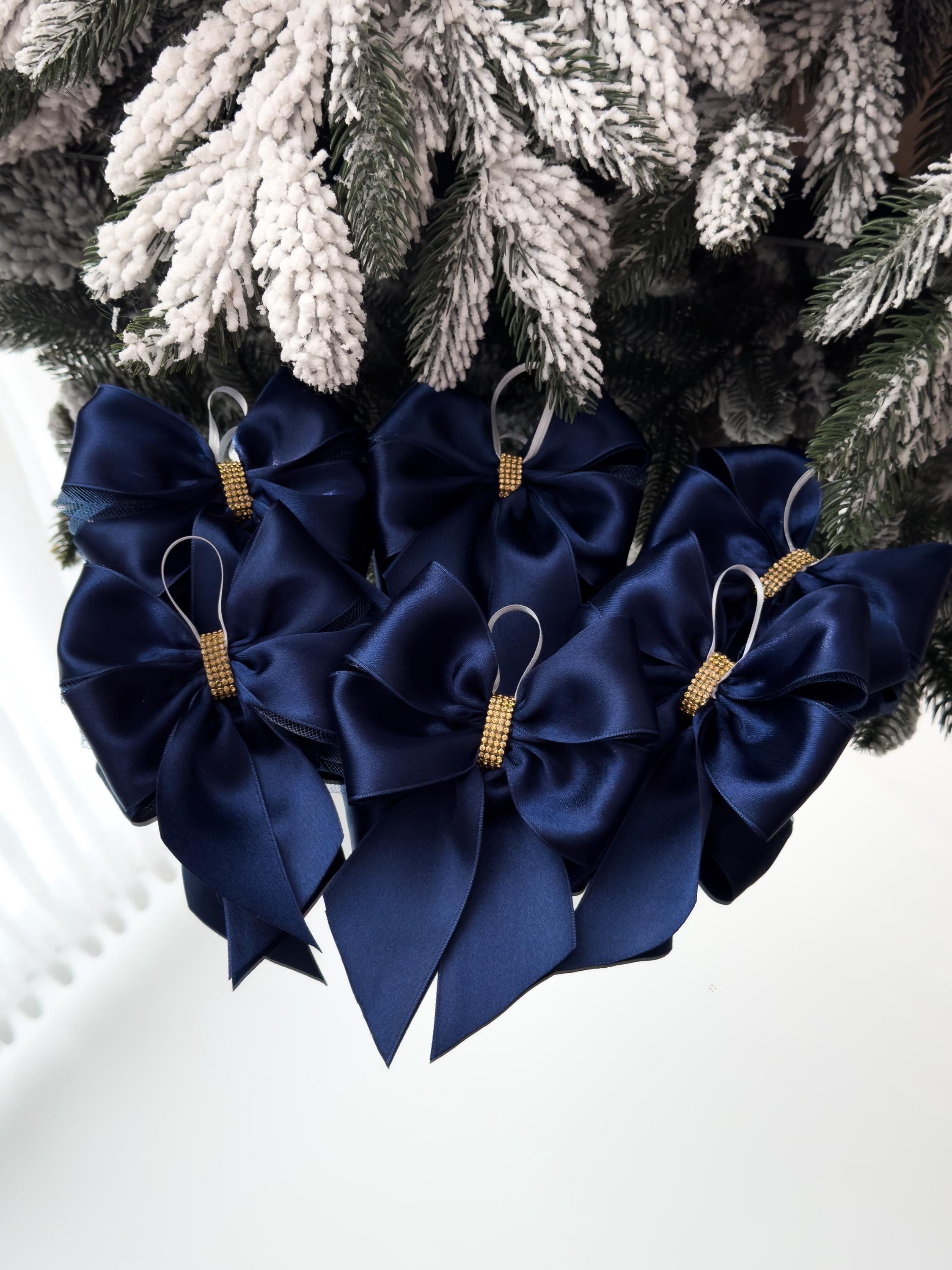 クリスマスネイビーブルーのリボン、ブルーのクリスマスツリー