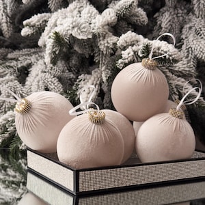 Adornos navideños de terciopelo beige neutro - bolas navideñas beige frío de 4&quot;, juego de 6 piezas para decoración de árbol