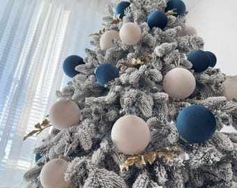 Conjunto de 48 enfeites de Natal em veludo azul com strass para árvore de Natal.