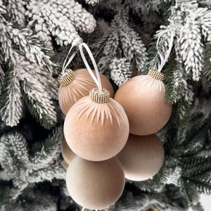 Adorno navideño de terciopelo beige de 8 cm: Adorno navideño hecho a mano, decoración invernal neutra para el árbol.