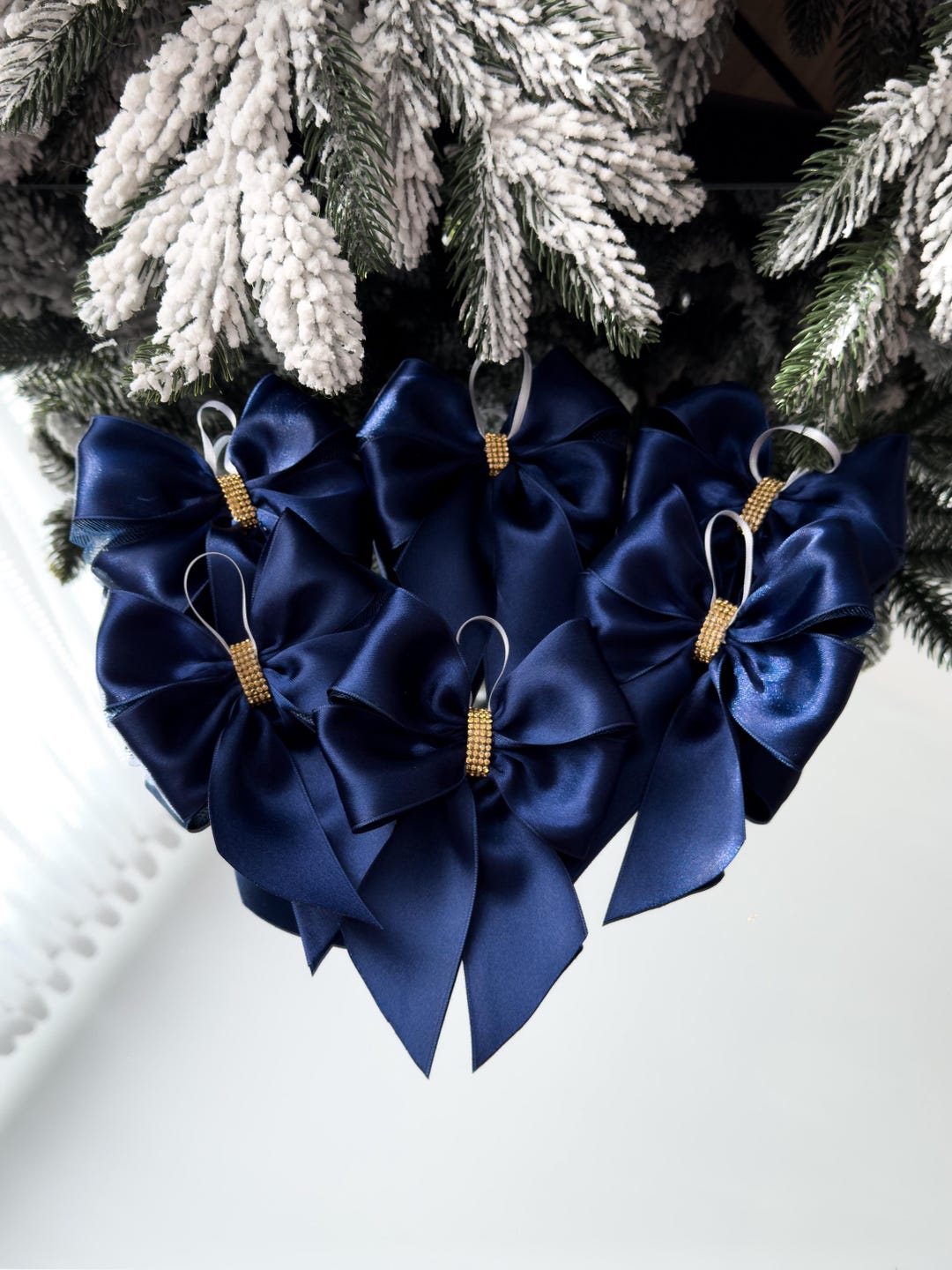 クリスマス　スワッグ　ネイビーリボン クリスマスネイビーブルーのリボン、ブルーのクリスマスツリー