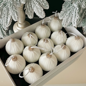 Adornos navideños de color marfil de 8 cm (3,15 pulgadas), juego de 12 piezas, bolas de Navidad de seda hechas a mano, decoración para el árbol de Navidad