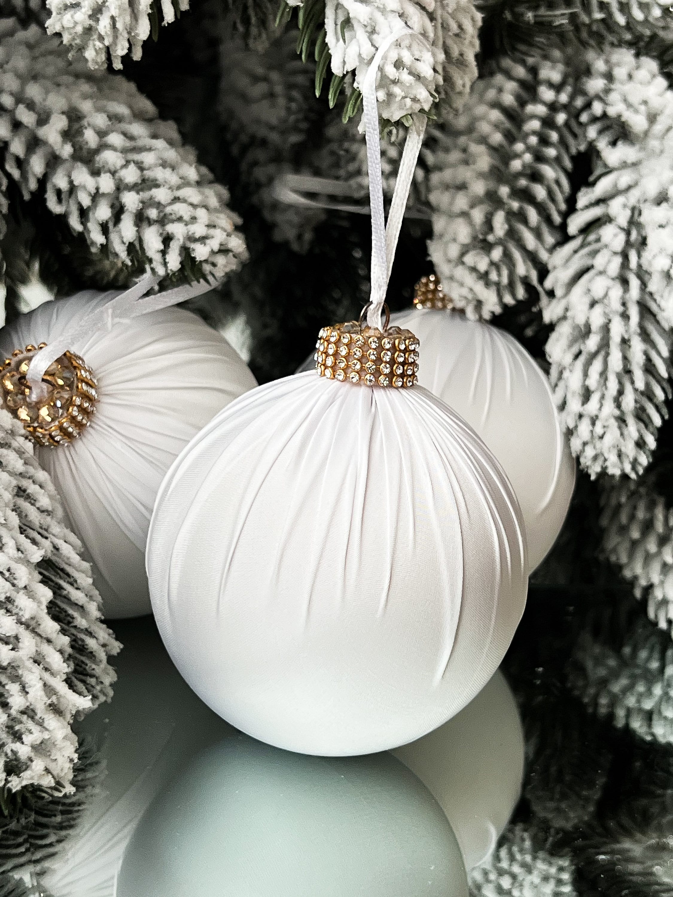 Adornos navideños blancos de seda, bolas navideñas para el árbol de Navidad,  bola de diamantes de imitación de 3,15 pulgadas - Etsy México, image size:2250x3000