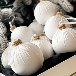 Ensemble de décorations de Noël en soie blanche de 3,15 po. Boules de Noël faites main, décoration des Fêtes, élégantes boules de Noël dans une boîte cadeau