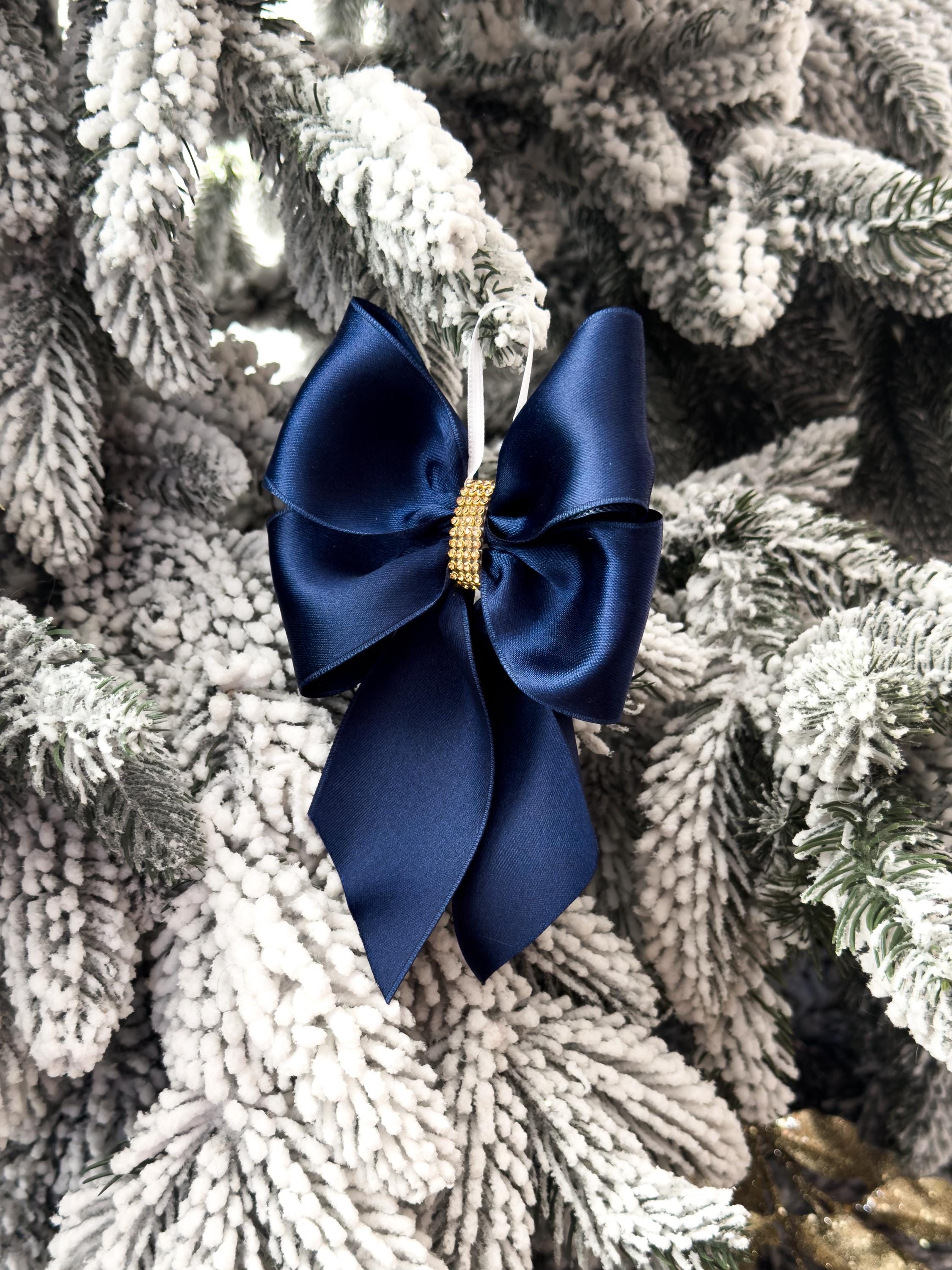 クリスマスネイビーブルーのリボン、ブルーのクリスマスツリー