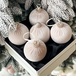 Bolas navideñas de terciopelo color beige de 8 cm (3,15&quot;). Decoración navideña hecha a mano. Juego de 5 adornos.