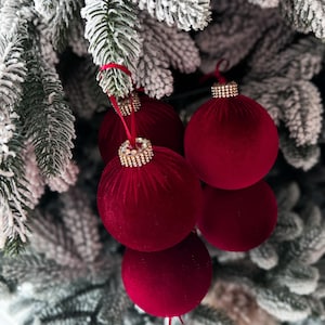 Adorno navideño de terciopelo burdeos de 8 cm (3,15") con bolas de Navidad de 10 cm (4") con brillantes de color rojo oscuro.