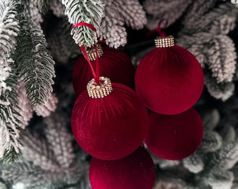 Adorno navideño de terciopelo burdeos de 8 cm (3,15") con bolas de Navidad de 10 cm (4") con brillantes de color rojo oscuro.