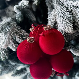 Adornos navideños de terciopelo rojo: Decoración navideña para árbol con diamantes de imitación (3.15/4")