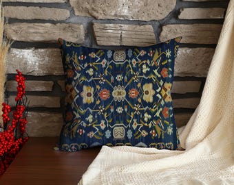 Stammes-inspiriertes dekoratives Kelim-Kissen in dunkelblau, symmetrischen floralen und geometrischen Motiven für ethnischen, Boho oder Eclectic Interiors Kissen
