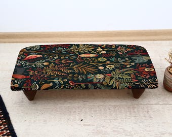 Reposapiés con bordado floral, otomana de estilo vintage, banco con decoración floral hecha a mano, mueble de estilo cottagecore para sala de estar o tocador.