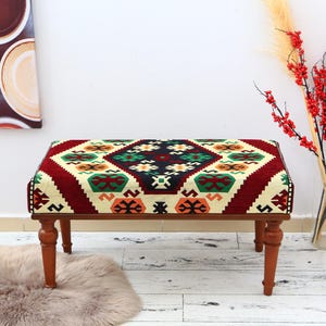Kilim gemusterter Hocker, rustikaler osmanischer Sitz, Boho Fußstützenbank, handgefertigtes ethnisches gepolstertes Dekor, Vintage Akzentmöbel, gemütlicher Sitz