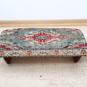 Retro Look Footstool with Rug Design, Vintage Style Ottoman, Patterned Accent Stool, Boho Chic Footrest, Handmade Seating, Rug Design Stool