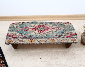 Retro-look voetenbank met tapijtontwerp, vintage stijl poef, kruk met accentpatroon, boho-chique voetenbank, handgemaakte stoelen, tapijtdesignkruk