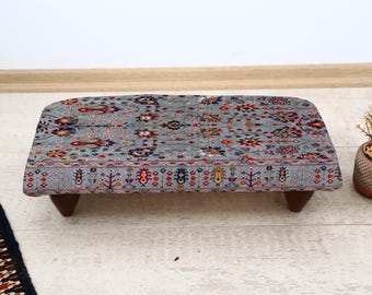 Voetsteun met bloemenpatroon, authentieke voetenbank voetenbank, gezellige houten voetenbank, rustiek bloemdessin, huisdecoratie in traditionele vintage stijl