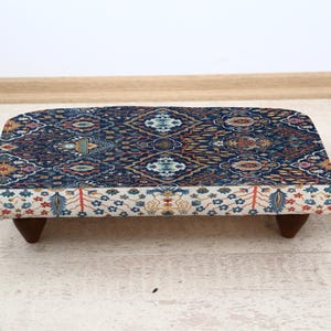 Anatolian Rug Footstool, Kilim Ottoman Seat, Ethnic Accent Stool with Traditional Design, Rustic Bohemian Footrest for Living Room