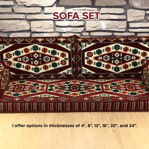 Op de afbeelding: Een bordeauxrode bankstel met geometrische patronen in wit, groen en goud. De set bevat een lang kussen, twee rugkussens en twee armleuningen. De tekst "SOFA SET" staat bovenaan. Verkrijgbaar in diktes van 10 cm, 20 cm, 30 cm, 41 cm, 51 cm en 61 cm.
