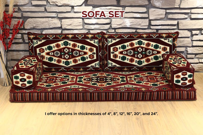 Op de afbeelding: Een bordeauxrode bankstel met geometrische patronen in wit, groen en goud. De set bevat een lang kussen, twee rugkussens en twee armleuningen. De tekst "SOFA SET" staat bovenaan. Verkrijgbaar in diktes van 10 cm, 20 cm, 30 cm, 41 cm, 51 cm en 61 cm.