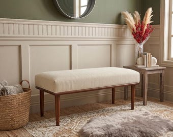 Banco tapizado color crema, decoración bohemia moderna, muebles de pana suave.
