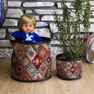 Standing Basket with Tray and Fruit Holder, Decorative Flower Pot Stand, Plant Container and Unique Gift Storage Basket, Rustic Plant Holder