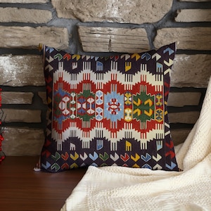 Comodo cuscino per la schiena con motivo centrale kilim anatolico, cuscino decorativo kilim geometrico tradizionale per divano, sedia o salotto.