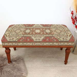 Voetenbank poef, bank Oushak-tapijt, bank Turks tapijt, long seat, slaapkamerstoel, pianobank, handgemaakt meubilair, decor boho, rood tapijt