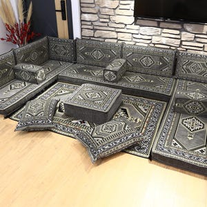 Ensemble de canapé de sol arabe Majlis, ensemble complet en U de couleur grise, coussins de style traditionnel avec tapis, canapé ottoman, sièges pour décoration d'intérieur, Majlis du Yémen