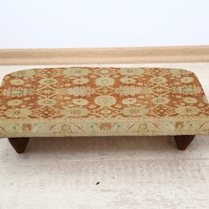 Kilim gemusterter ethnischer Fußhocker mit handgewebter Polsterung, rustikaler hölzerner Ottoman für Wohnzimmer oder Eingangsbereich, Boho Tribal Accent Sitz