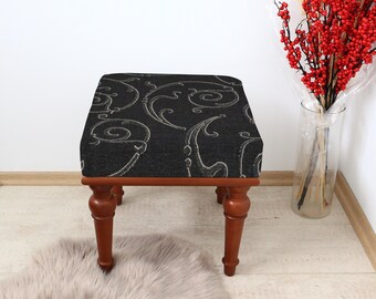 Elegante panca quadrata dal design barocco, seduta imbottita e decorata, complemento d'arredo d'ispirazione vintage per soggiorno, corridoio o camera da letto.