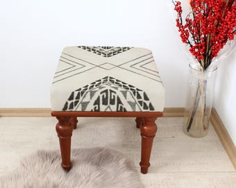 Square Bench with Abstract Geometric Pattern, Modern Upholstered Seat, Contemporary Accent Furniture for Entryway, Ethnic-Inspired Design