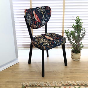 Stuhl mit dunklem Stoffbezug und farbenfrohem Muster aus Vögeln, Blumen und Blättern, Vintage-Stil, naturnahes Akzent-Sitzmöbel