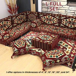 Op de afbeelding: Een grote, L-vormige vloerzitting met rood en goud patroon. De set bevat meerdere kussens, een vierkante poef en een vloerkleed. De tekst "L FULL SET" is zichtbaar. De set biedt opties in diktes van 10 cm, 20 cm, 30 cm, 40 cm, 50 cm en 61 cm.
