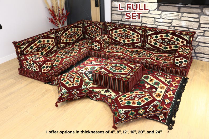 Op de afbeelding: Een grote, L-vormige vloerzitting met rood en goud patroon. De set bevat meerdere kussens, een vierkante poef en een vloerkleed. De tekst "L FULL SET" is zichtbaar. De set biedt opties in diktes van 10 cm, 20 cm, 30 cm, 40 cm, 50 cm en 61 cm.