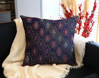 Dekoratives Kelim-Kissen mit dunkelblauem Hintergrund und buntem sechseckigem geometrischem Muster, stilvolles Kissen für Sofa oder Bett