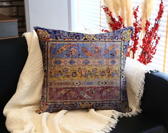 Cojín cuadrado estilo alfombra antigua de Anatolia en azul, amarillo y burdeos, con motivos florales y geométricos y borde azul oscuro. Suave.