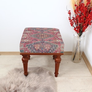 Handwerklicher Kilim Ottoman, Handgewebter Fußhocker, Türkischer Boho Sitz, Vintage Polsterhocker, gemütlicher Wohnakzent, osmanischer Hocker, handgefertigter Sitz