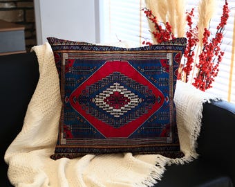 Quadratisches Dekokissen mit traditionellem anatolischem Teppichmuster mit roter Diamantmitte und blau-schwarzer Umrandung, gemütlicher Kilim-Kissenakzent