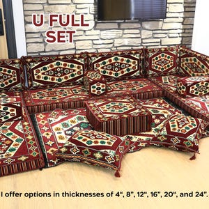 Op de afbeelding: Een U-vormige complete set vloerzittingen met een traditioneel ontwerp. De set bevat meerdere kussens, kussens en een centrale ottoman, allemaal met een rood, cr&egrave;me en groen geometrisch patroon. De tekst "U FULL SET" is zichtbaar. De tekst "Ik bied opties in diktes van 10 cm, 20 cm, 30 cm, 40 cm, 50 cm en 61 cm." is ook zichtbaar.