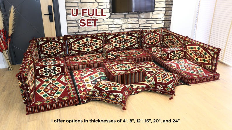 Op de afbeelding: Een U-vormige complete set vloerzittingen met een traditioneel ontwerp. De set bevat meerdere kussens, kussens en een centrale ottoman, allemaal met een rood, cr&egrave;me en groen geometrisch patroon. De tekst "U FULL SET" is zichtbaar. De tekst "Ik bied opties in diktes van 10 cm, 20 cm, 30 cm, 40 cm, 50 cm en 61 cm." is ook zichtbaar.