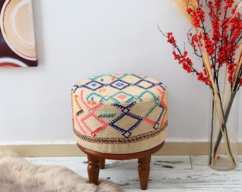 Puf redondo bordado color papaya, asiento otomano Kilim, reposapiés bohemio hecho a mano, taburete tribal decorativo, decoración colorida para el hogar, taburete acogedor