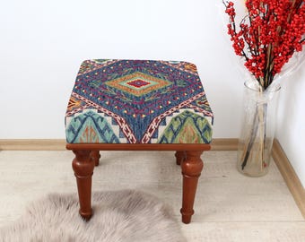 Square Bench with Colorful Rug Design, Vibrant Upholstered Seating, Boho Accent Furniture for Entryway or Living Room, Ethnic Patterned Seat