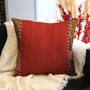 Cuscino quadrato rosso morbido con bordo a motivo geometrico, accogliente cuscino Kilim per divano, letto o spazi di ispirazione boho.