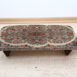 Klassischer eleganter Fußhocker mit authentischem Muster, vintage osmanische Fußbank, ethnischer Kelim-Polsterakzent-Fußsitz für Wohnkultur