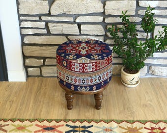 Otomana con patas de madera maciza, taburete tapizado Kilim, puf redondo turco estampado Kilim, reposapiés rojo, banco hecho a mano, taburete para mascotas, banco redondo