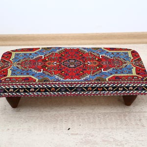 Vintage Kelim gemusterter Fußsitz, handgefertigter gepolsterter osmanischer Hocker, rustikale Boho Fußstütze für Wohnzimmer, ethnische Akzentmöbel