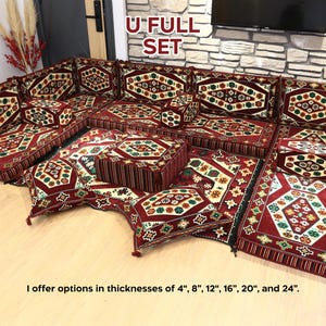 Op de afbeelding: Een U-vormige complete set vloerkussens met een rood en cr&egrave;mekleurig geometrisch patroon. De set bevat meerdere kussens en kussens. Tekst op de afbeelding luidt "U FULL SET" en "I offer options in thicknesses of 4", 8", 12", 16", 20", and 24"."