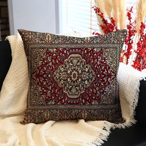 Cuscino Kilim quadrato con design dettagliato che ricorda un tappeto anatolico, cuscino decorativo per divano, letto o interni in stile boho.